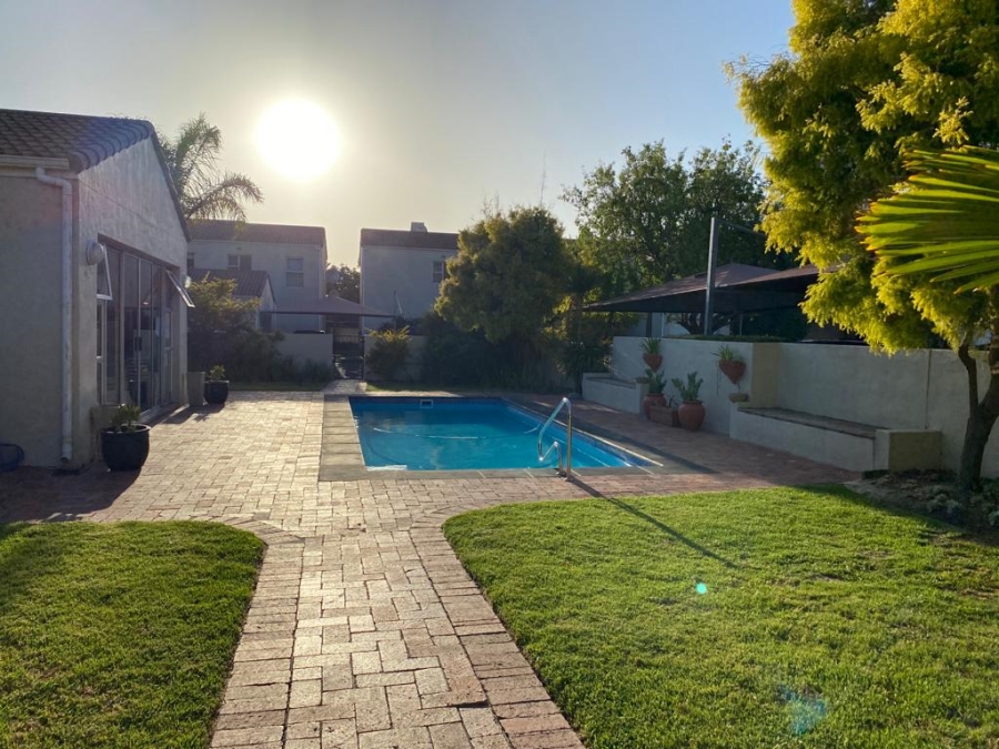 To Let 2 Bedroom Property for Rent in Loevenstein Western Cape